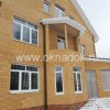 Классическое сочетание кирпичного дома и белых окон.